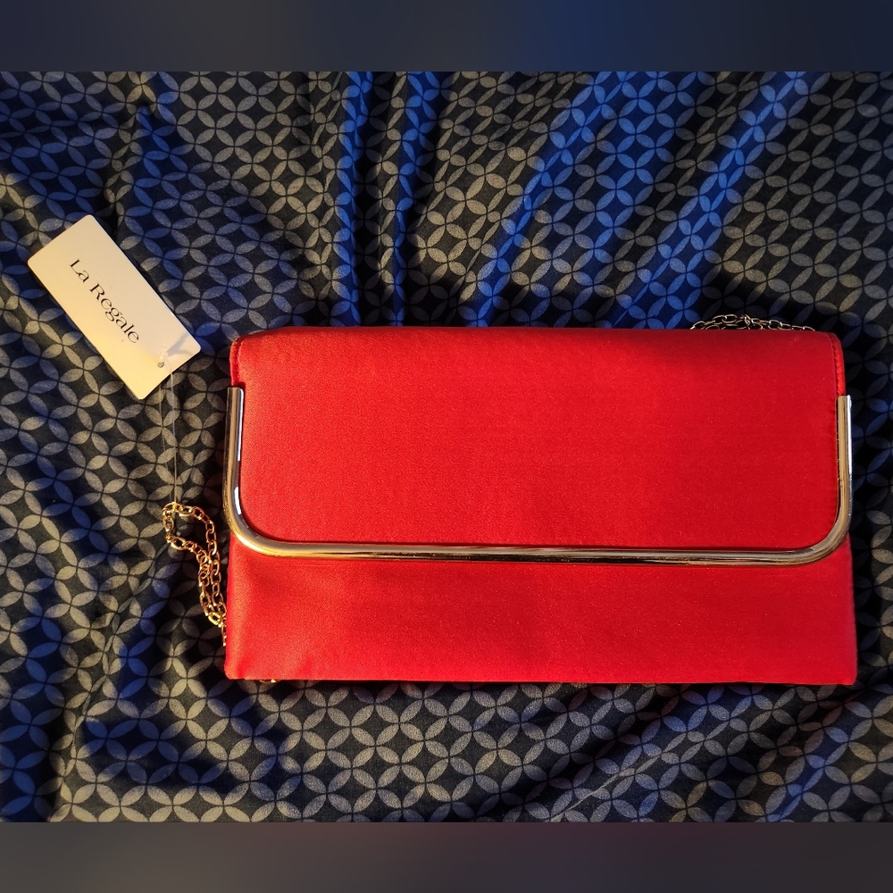 La Regale NWT red wrislet 11 Lenght by 6.5 height